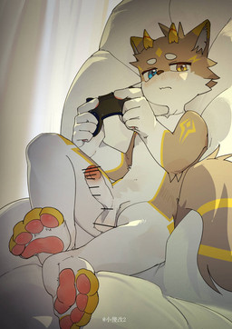 anthro barefoot bent_legs blue_eyes blush censored_balls censored_genitalia censored_penis controller embarrassed erection feet genitals heterochromia hindpaw holding_controller holding_object horn inside kemono looking_at_viewer male navel nipples nude_male pawpads paws penis sitting solo tail yellow_eyes young young_anthro young_male toye2004 species_request 2026 censored chinese_description hi_res
