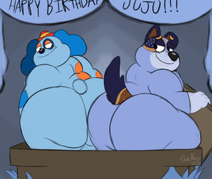 anthro banner big_butt black_eyes black_nose blue_body blue_ears blue_fur blue_spots blue_tail box brown_body brown_fur brown_tail butt clothing container duo fur half-closed_eyes hat headgear headwear huge_butt looking_back male multicolored_body multicolored_fur multicolored_tail narrowed_eyes nude orange_spots overweight overweight_male rear_view smile spots tail text thick_thighs chonkymouse bluey_(series) welcome_home barnaby_beagle stripe_heeler australian_cattle_dog beagle canid canine canis cattledog domestic_dog herding_dog hunting_dog mammal pastoral_dog scent_hound 2026 digital_media_(artwork) english_text hi_res