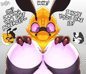 2_fingers anthro anus big_butt black_body black_fur butt claws dialogue eyes_closed female finger_claws fingers floating_head fur group huge_butt looking_at_butt male male/female mandibles multicolored_body multicolored_fur presenting presenting_anus presenting_hindquarters purple_eyes purple_sclera spread_butt spreading text trio white_body white_fur yellow_body yellow_fur soomir gene_(soomir) heather_(soomir) hectar_(soomir) arthropod bee hymenopteran insect mammal mephitid queen_bee skunk 2026 english_text hi_res