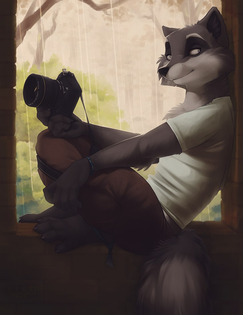 4_toes 5_fingers anthro barefoot biped black_nose camera claws clothed clothing detailed_background feet female fingers fur grey_body grey_fur neck_muscles plant raining sitting solo spread_toes toes kalahari mammal procyonid raccoon 2019 digital_media_(artwork) hi_res